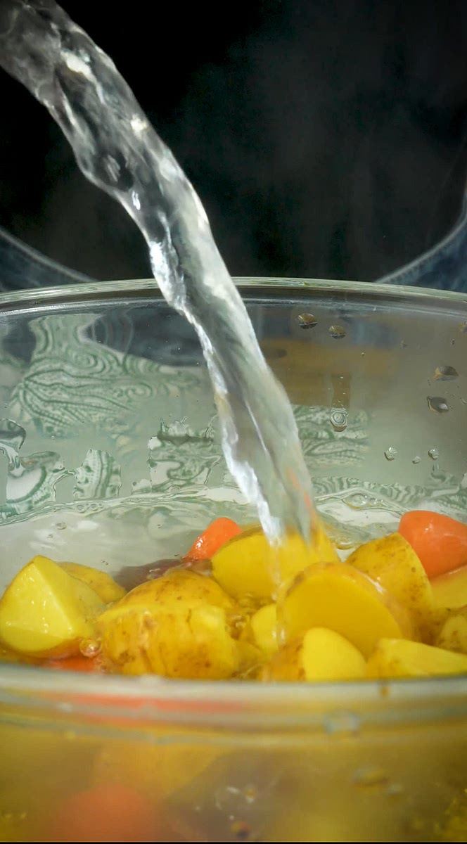 1. Place the potatoes and carrots in a bowl, add salt, pour boiling water over them, cover, and let sit for 10 minutes, then drain well.