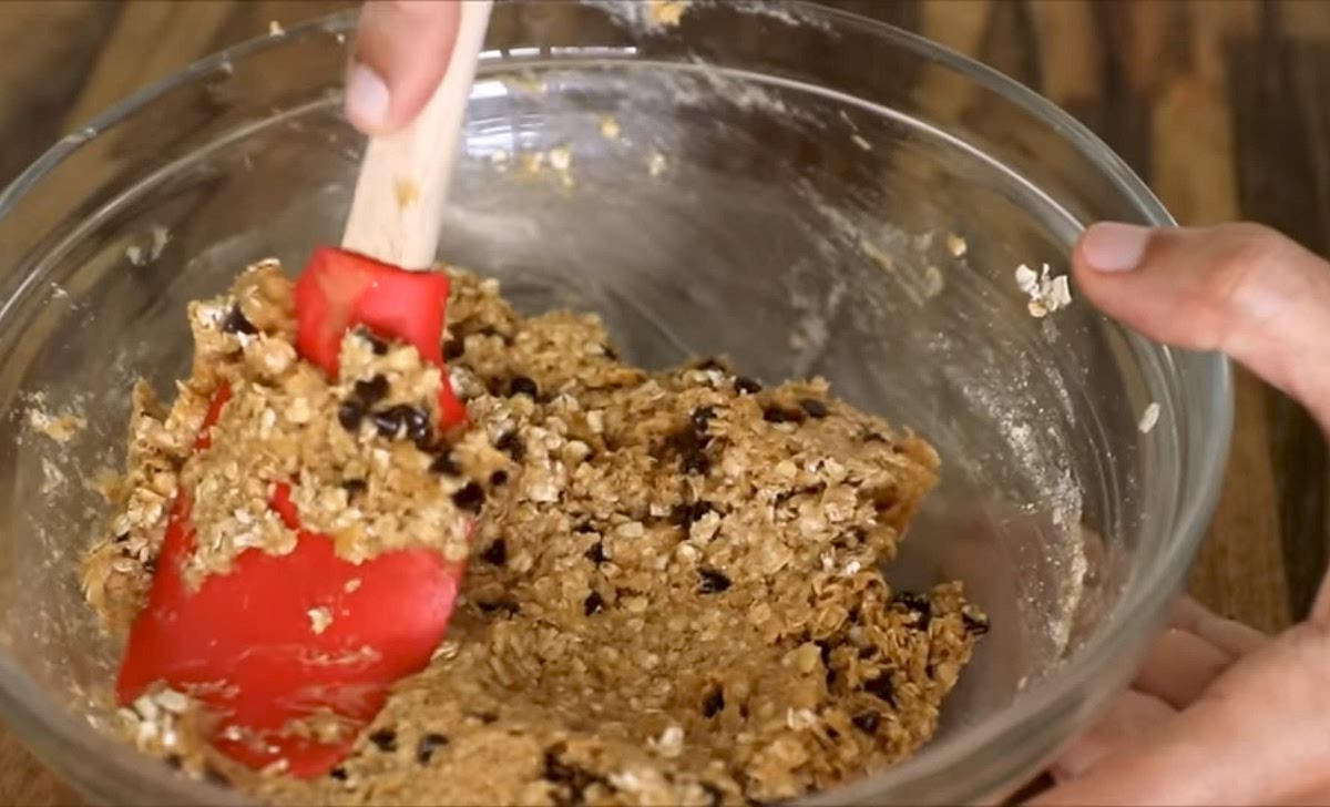 In a large bowl, mash bananas, add peanut butter and vanilla extract. Stir until incorporated and smooth. Add oats and chocolate chips, stir until combined.