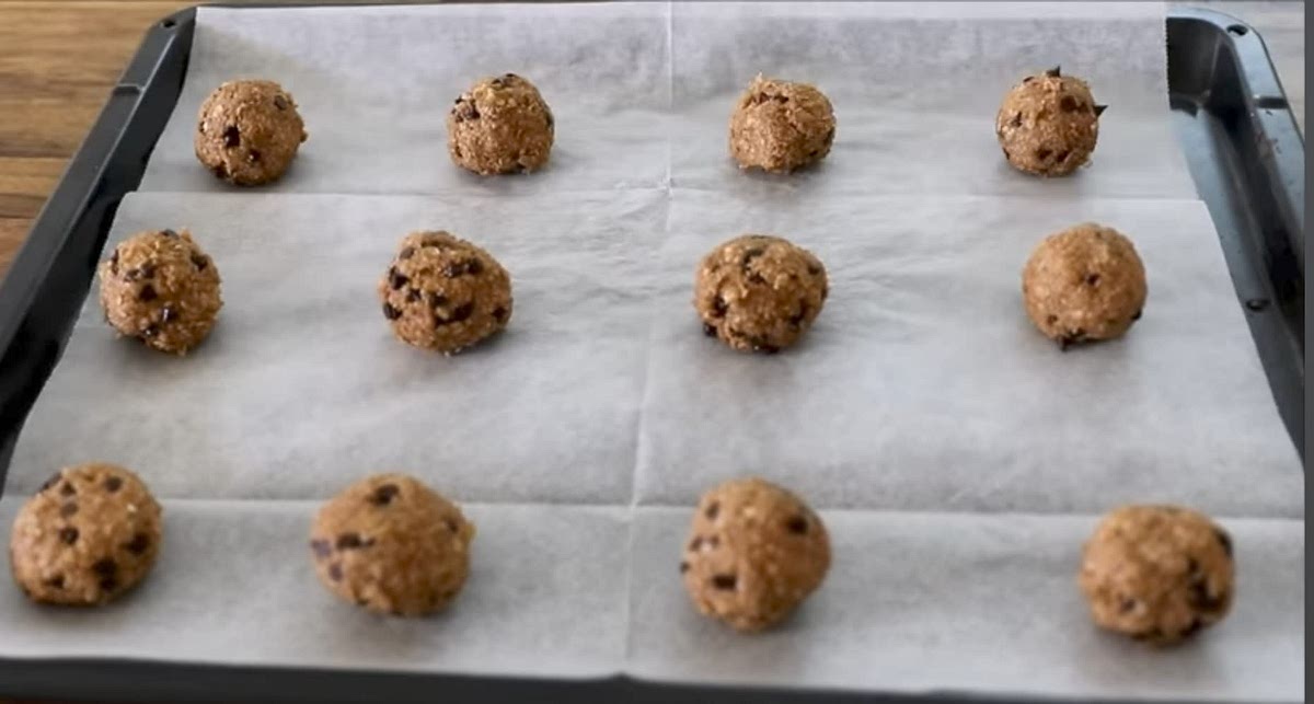 Roll into balls, place on a baking sheet lined with parchment paper. Slightly flatten them.