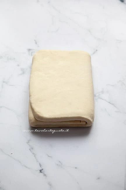 Infine girate il vostro rettangolo modo che sul piano di lavoro vi troviate le pieghe verso di voi così :