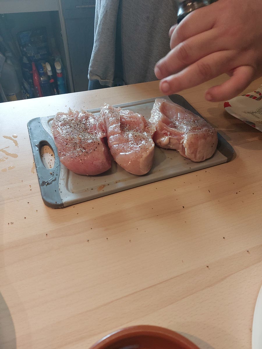 Pendant ce temps, nettoyer et épicer le poulet.