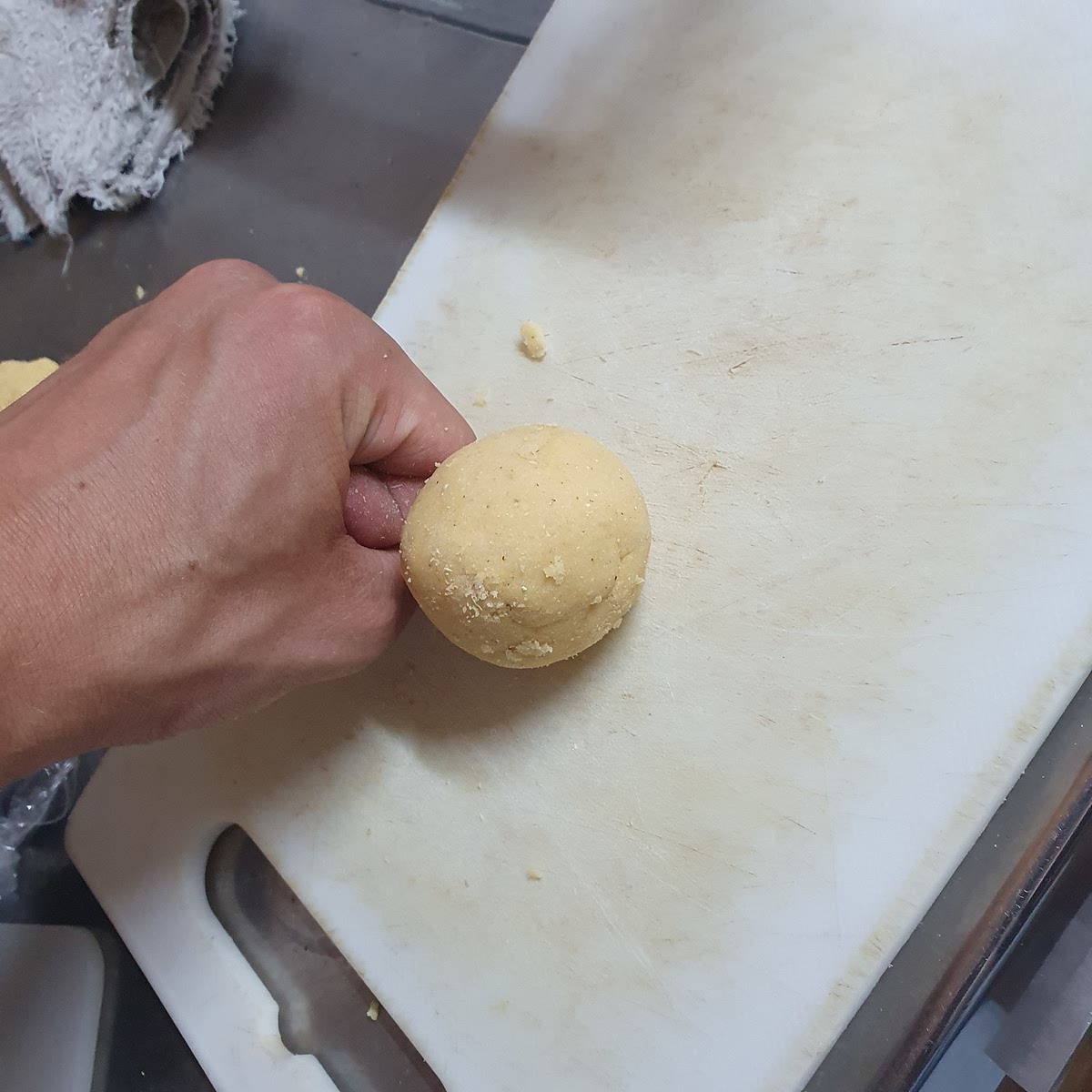 Maak van het deeg ronde ballen ter grote van golfballen. Het zouden er tussen de 10 en 12 moeten worden.