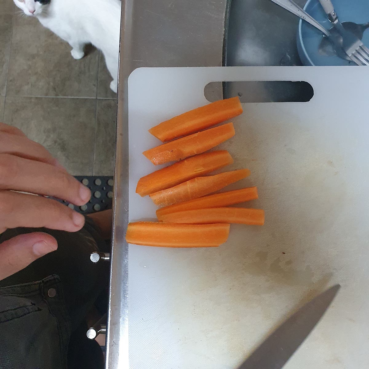 Snij de winterpeen in de lengte in 6 lange repen. Snijd vervolgens de repen winterpeen in blokjes van 1.5 cm dik. Herhaal dit voor de bakbanaan.