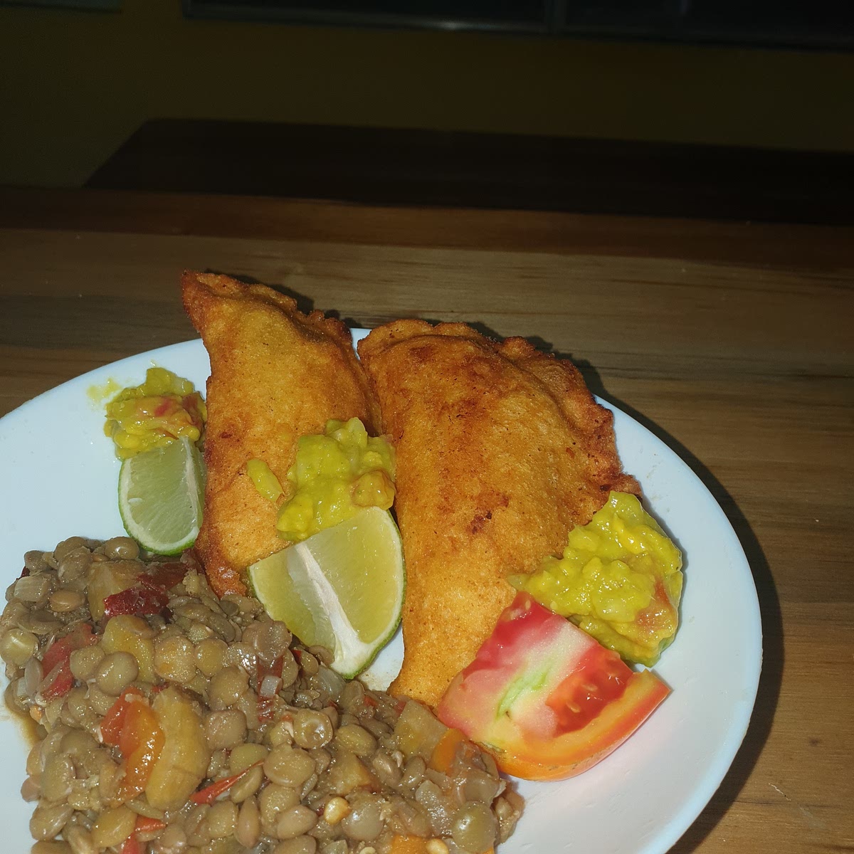 Vull elk bord voor de helft met 3 Empanadas, voor 2/3 van de helft met de niet vermalen groentes, en 1/3 van de helft met guacamole. Tip: stop per hap Empanada wat guacamole in de binnenkant. Graneer eventueel met limoen. Gebruik verse guacamole (zie andere recepten).