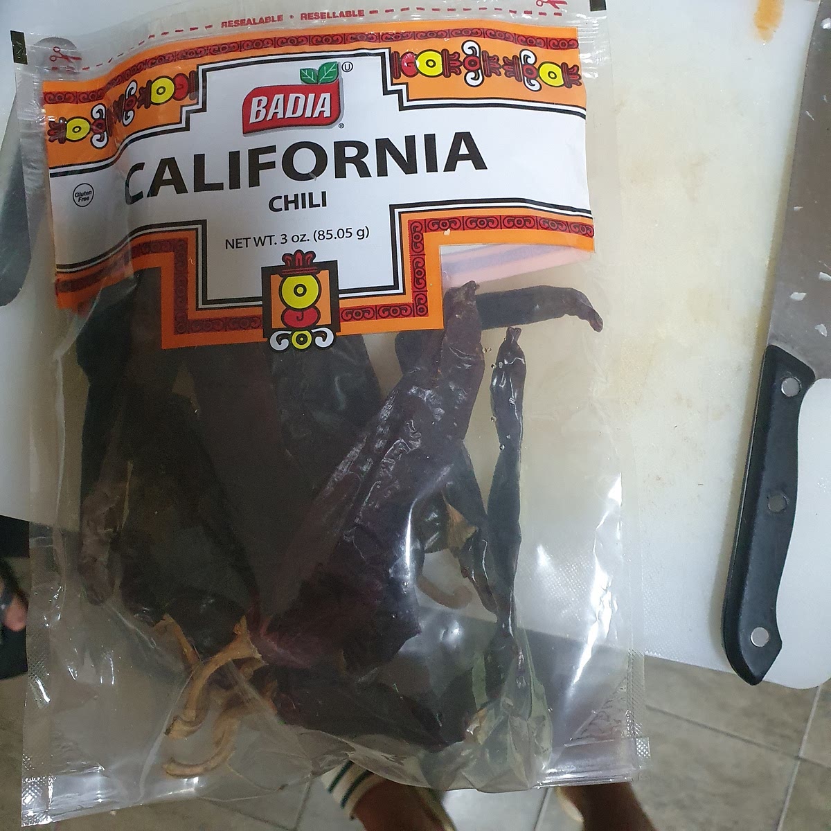 Vermaal de gedroogde califorina chilipepers met zaad en al in een blender met beetje zonnebloemolie.