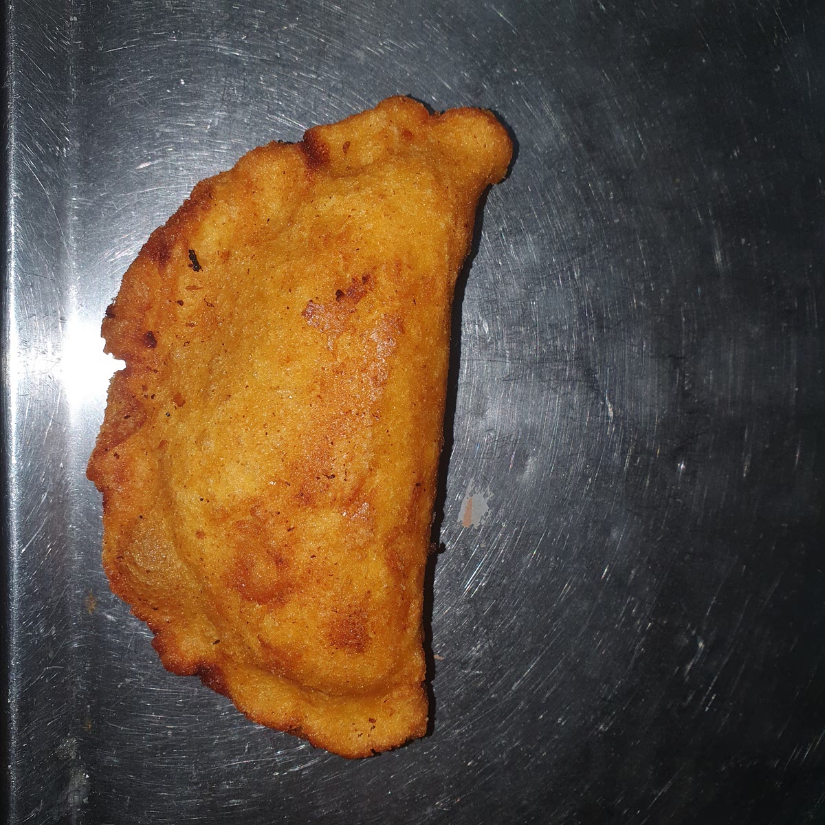 Frituur de Empanadas in een pan met zonnebloemolie op ongeveer 180 graden goudbruin.