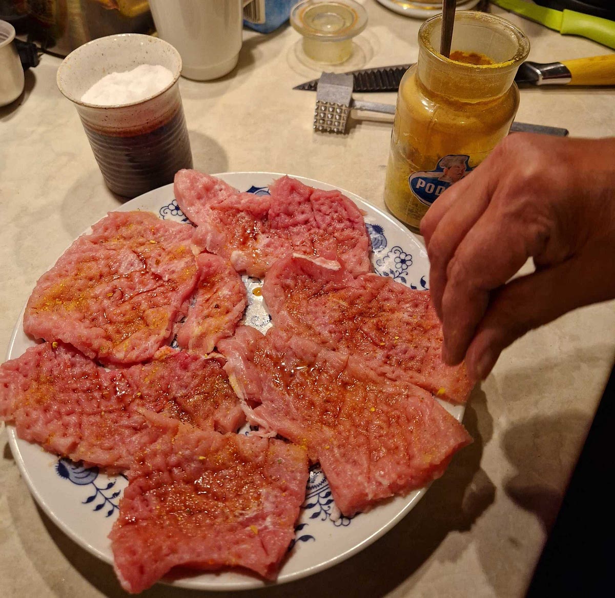 Přidej sůl, vegetu a pepř a pokap magi.