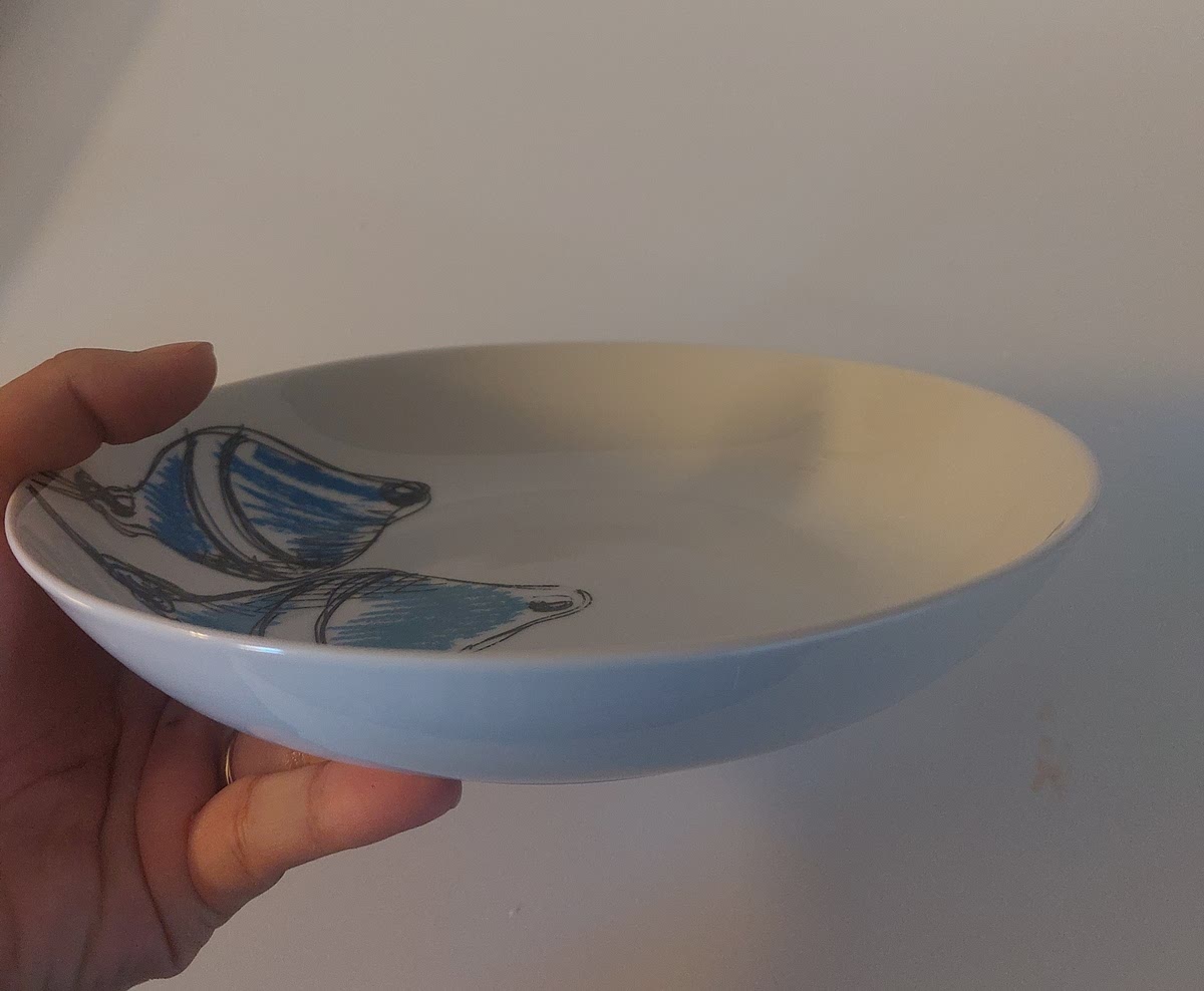 Fais bouillir de l'eau dans une casserole de taille moyenne
Pour la portion de brocolis, remplis une assiette comme celle-ci. Pour ma part, ce sont des brocolis surgelés déjà coupés, donc s'ils sont frais, coupe-les.