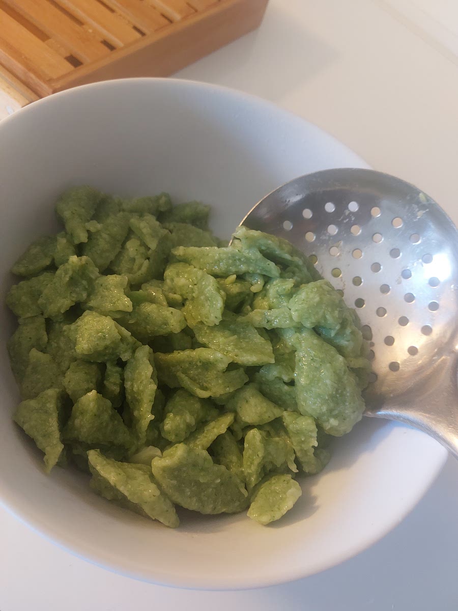 Une fois les 5 minutes passées, prends-les à l'aide d'une spatule perforée, puis recommence jusqu'à épuisement de la pâte.