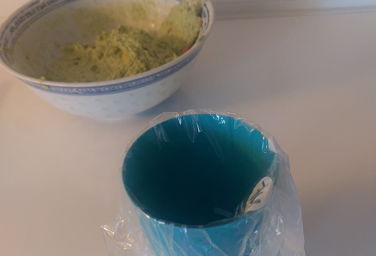 Mets la pâte dans une poche à douille. Si tu n'en as pas, fais comme moi avec un sac de congélation que tu mets dans un verre.