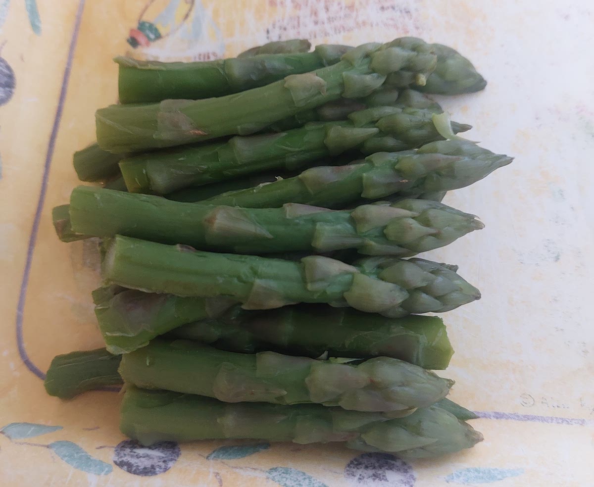 Coupe les têtes des asperges puis réserve-les de côté.