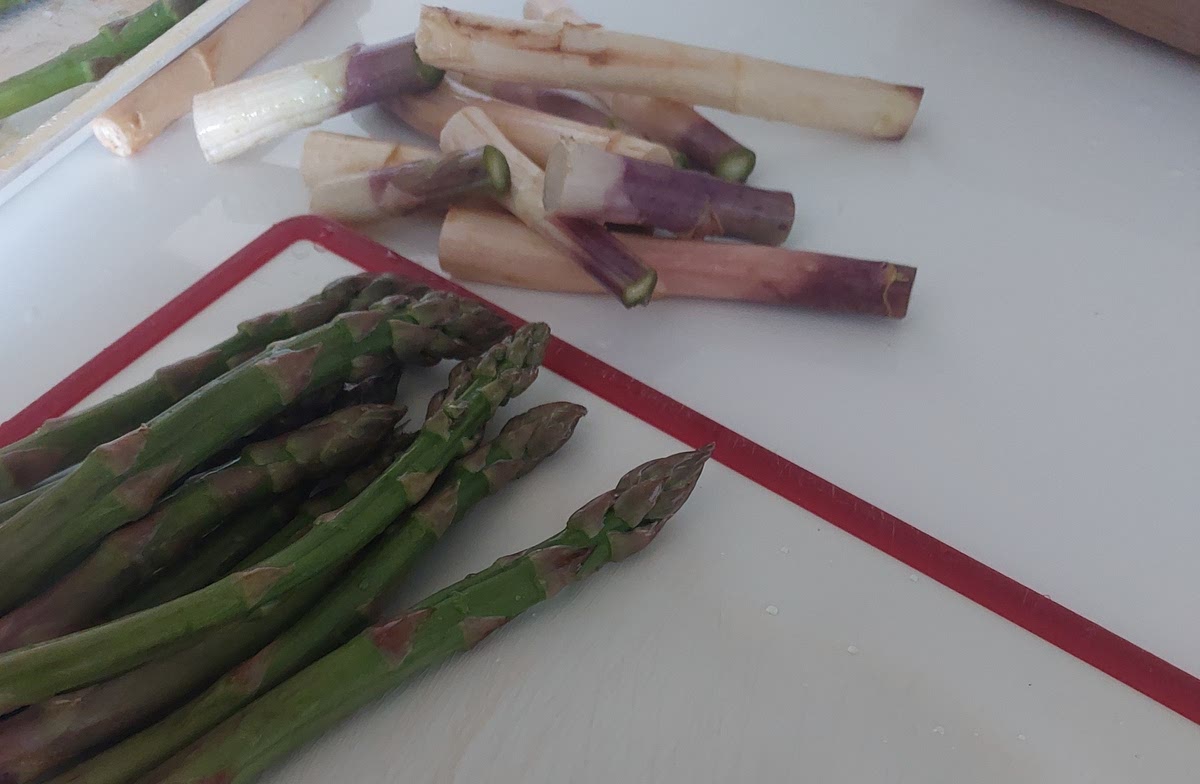 Préchauffe ton four avant de commencer.
Coupe les bouts durs des asperges et jette-les, le repère est au niveau de la partie violette.