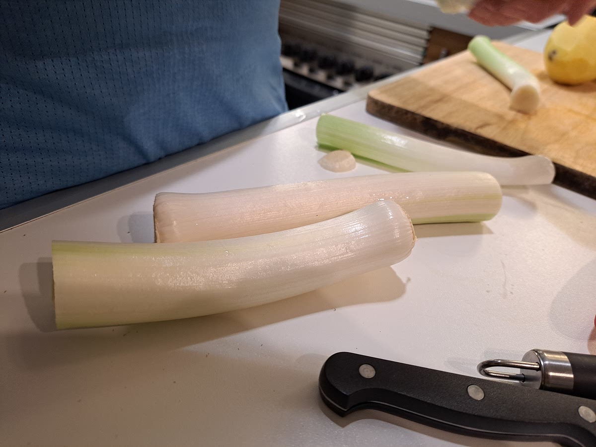 Cortar los puerros, utilizando solo la parte blanca. En rodajas.