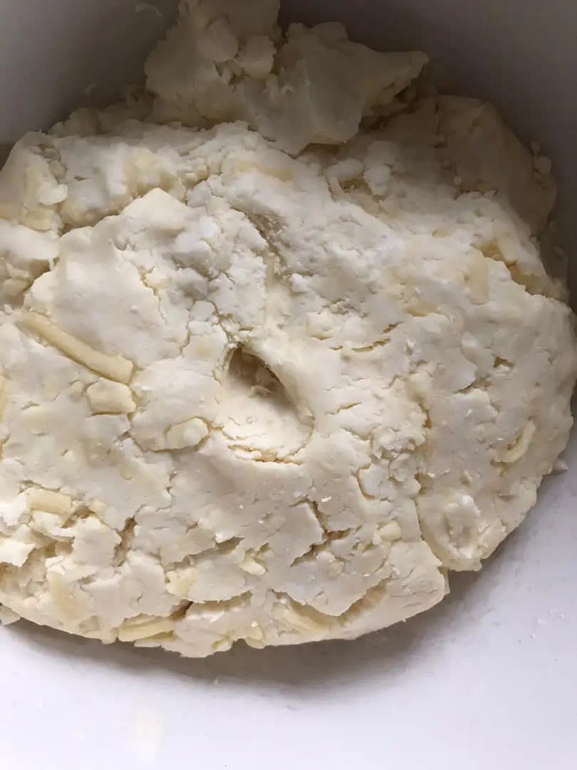 Unir todos los ingredientes con las manos hasta formar una masa. Al no tener gluten, no es necesario amasar, más bien unir. Taparla y llevarla a la heladera por 30 min.