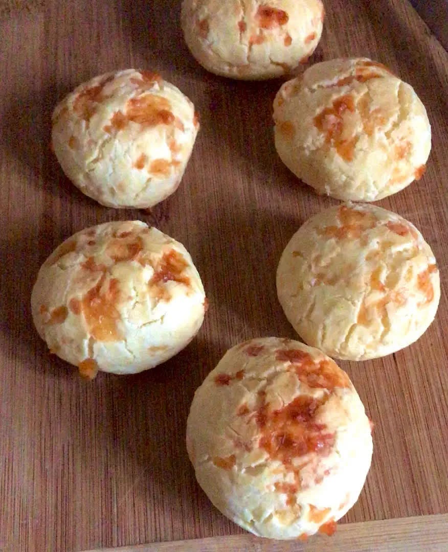 Precalentar el horno y cocinar a fuego fuerte (230) por 15 minutos aprox o hasta que estén bien dorados. 🥳 Quedan crocantes por fuera y tiernos por dentro 🥰 Lo ideal es comerlos calientes/tibios👍🏻