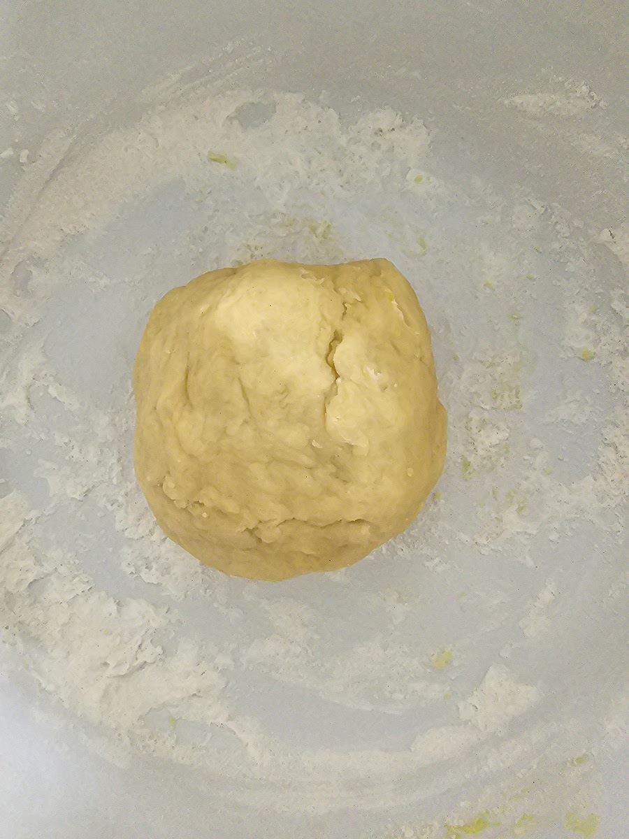 Mistura-se tudo num recepiente até ficar consistente