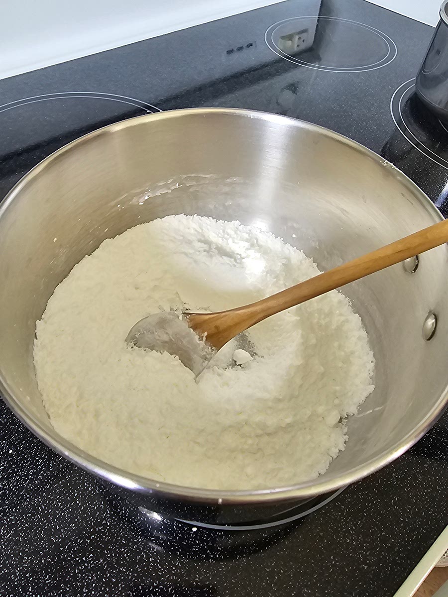 Mete-se o açucar numa panela e adiciona-se a maizena