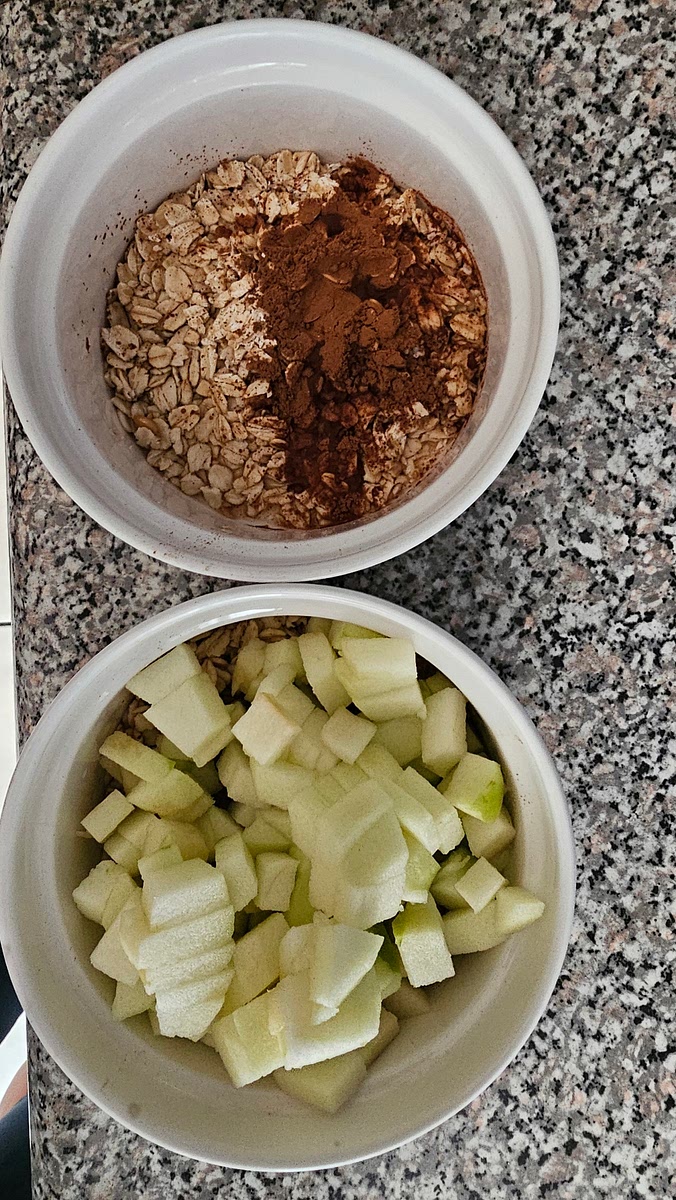 Cortar la manzana en cubitos y mezclar todos los ingredientes, excepto el yogourt qué se usará para servir