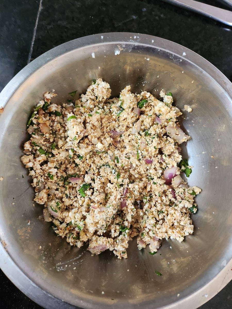 Mix all green and dry masala to paneer.
Add salt, red chilli powder,amchur.
Press the paneer filling