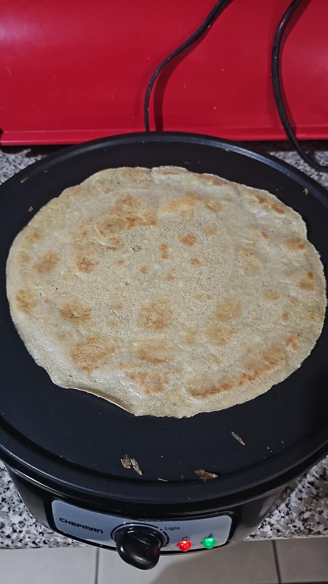 Tomar 1/4 de taza de la mezcla, colocarla en un sartén o molde de crepas y dorar la tortilla de ambos lados