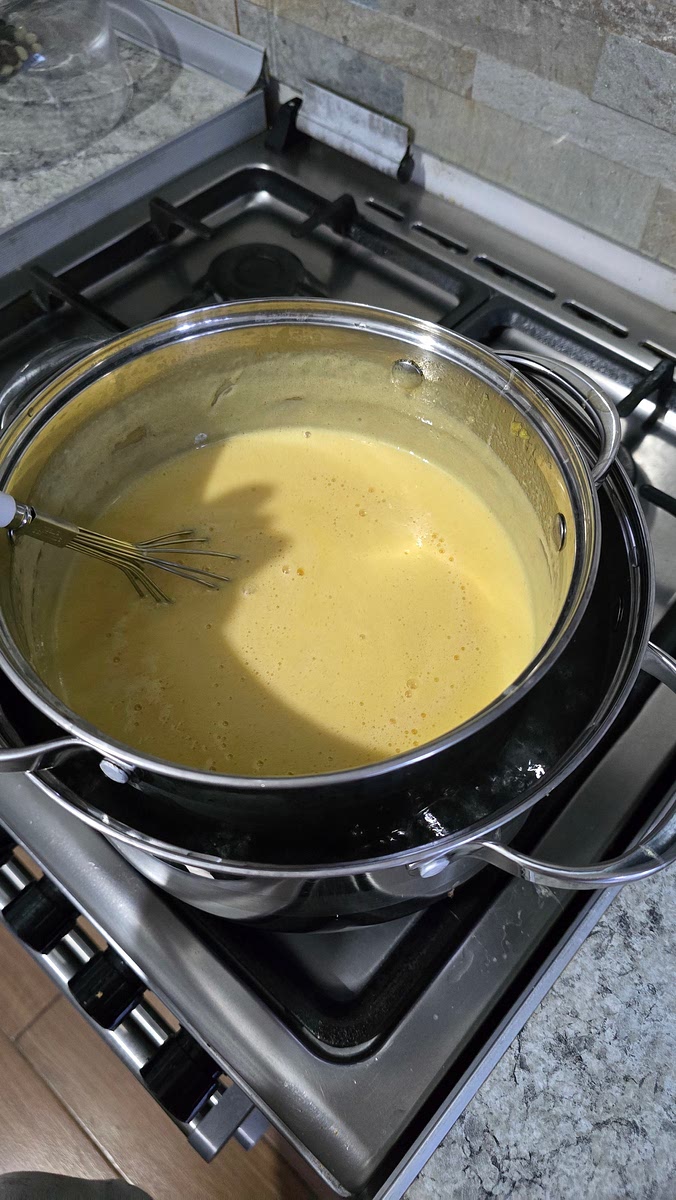 Place all the ingredients in a pot and set it over steam, or use a thick-bottomed pot over low heat. Stir intensely until the mixture darkens without burning or boiling.