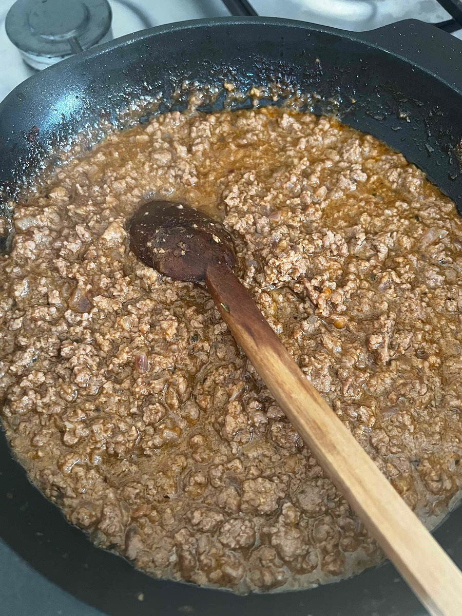 Ajouter 2 càs de vinaigre balsamique et laisser mijoter à feu moyen pendant environ 20 minutes, en remuant de temps en temps, jusqu’à réduction.