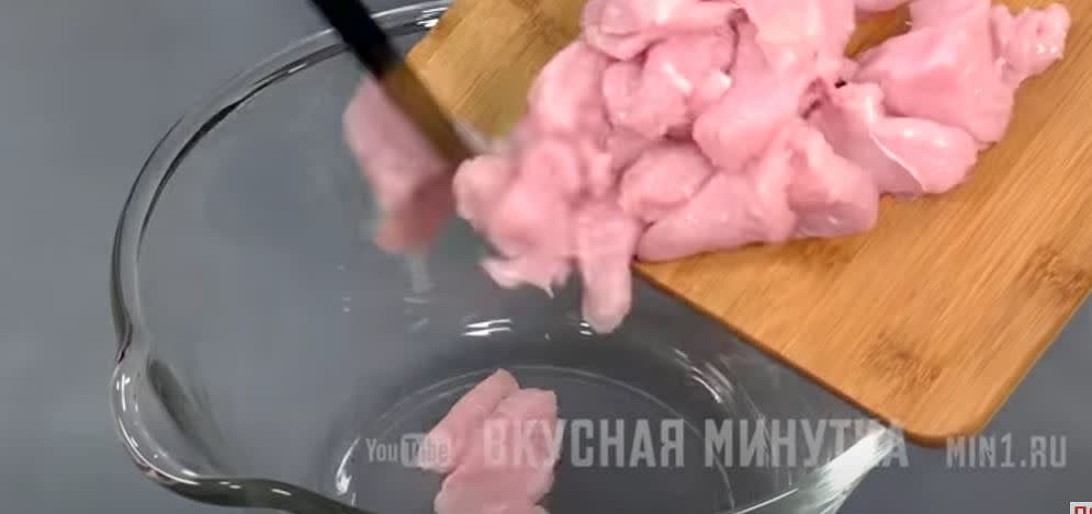 Filet in mittelgroße Stücke schneiden.
