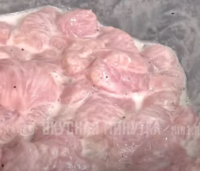 Eiweißmischung zu Fleisch geben und vermischen.