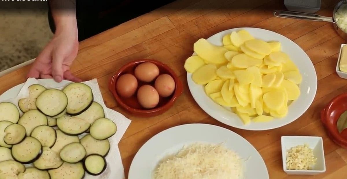 Auberginen salzen, 30 Minuten stehen lassen. Anschließend sorgfältig trocken tupfen. Öl in einer Pfanne erhitzen. Die Scheiben von jeder Seite ca. 30 Sekunden anbraten. Herausnehmen und auf Küchenpapier abtropfen lassen.