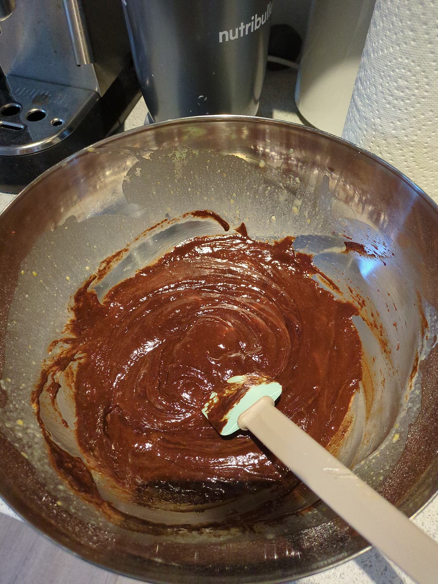 Unisci burro e cioccolato e continua a mescolare fino ad ottenere un composto omogeneo.