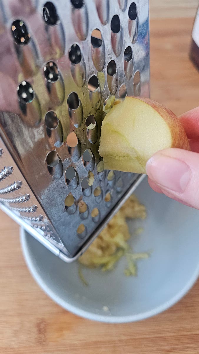 Apfel reiben