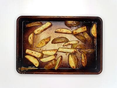 Instructions for 2 [for 3] [for 4] portion recipe. Preheat the oven to 220°C/ 200°C (fan)/ gas 7 and boil a kettle. Chop the potatoes into chunky chips. Add the chunky chips to a baking tray with a drizzle of vegetable oil and a generous pinch of salt Put the tray in the oven for 25-30 min or until the chips are golden and cooked through – these are your chunky chips.