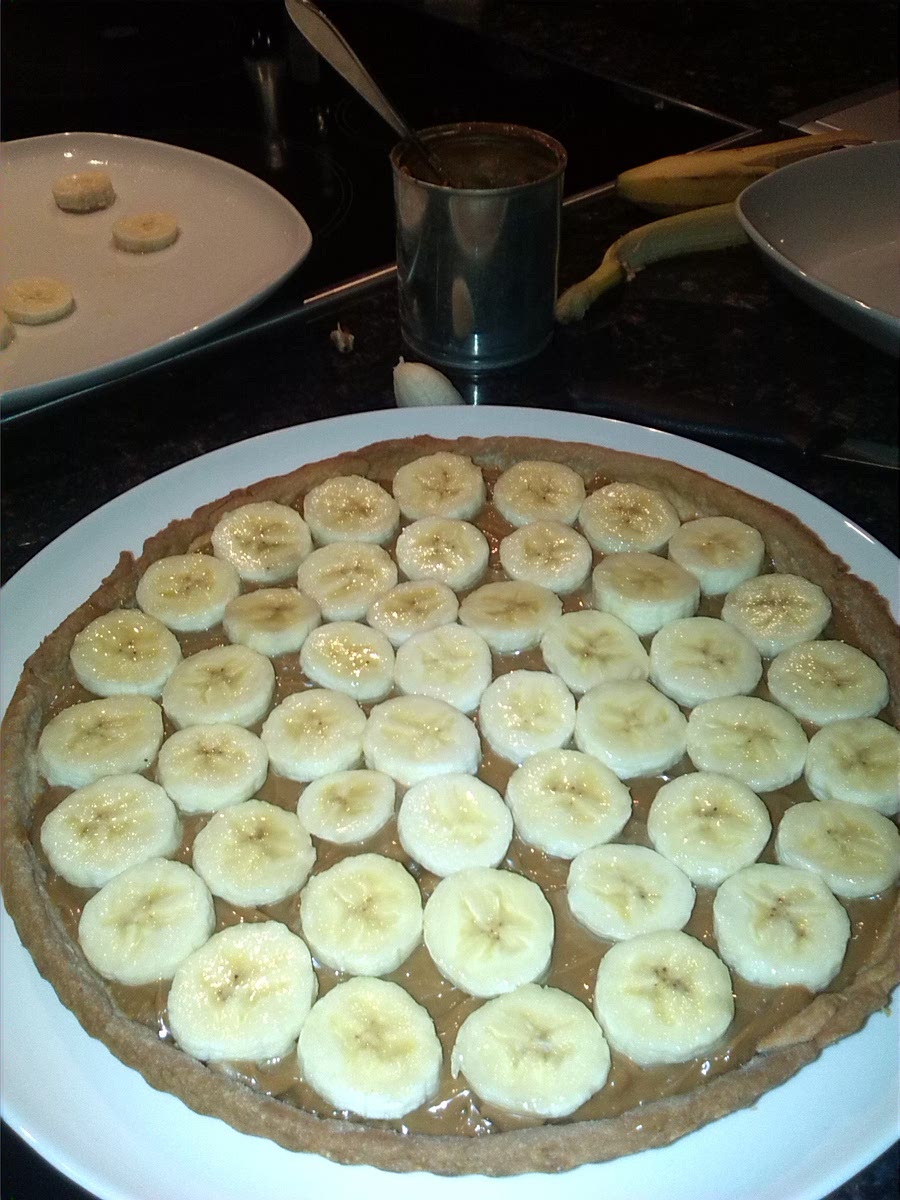 Snij de banaan in stukjes in verdeel deze over de taart als de karamel wat afgekoeld is.