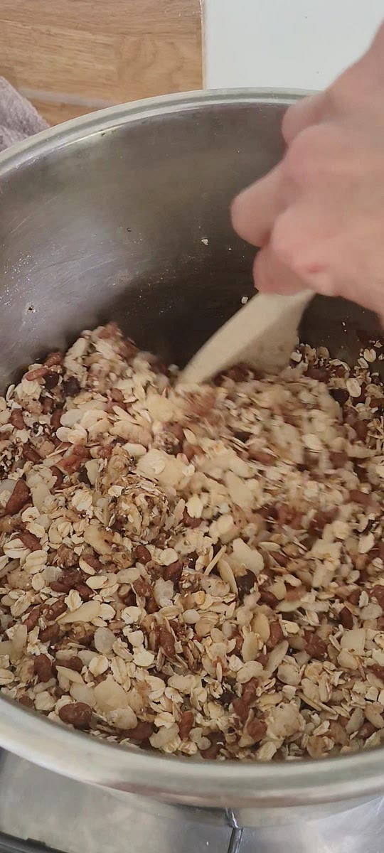 Mix together with oats (feel free to roast oats in oven for 5-8mins turning regularly).