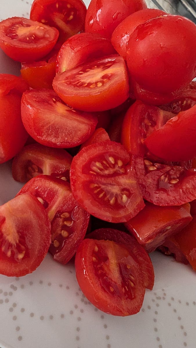 Tagliare i pomodorini a pezzi piccoli e farli cuocere per 4-5 minuti. Poi aggiungere gran parte del liquido delle cozze.