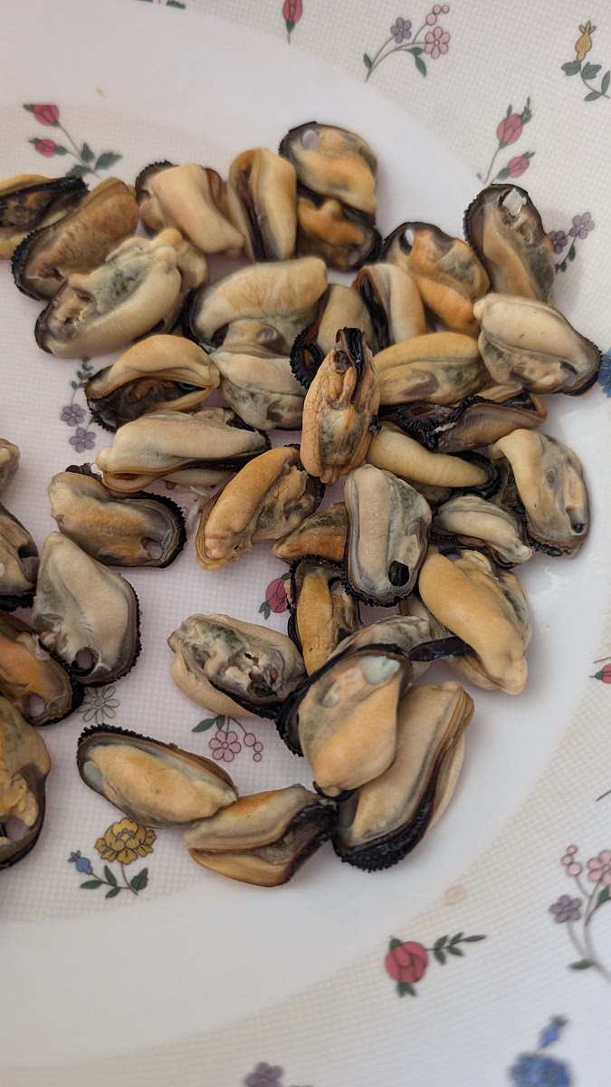 Mentre la pasta cuoce, sgusciate gran parte delle cozze.