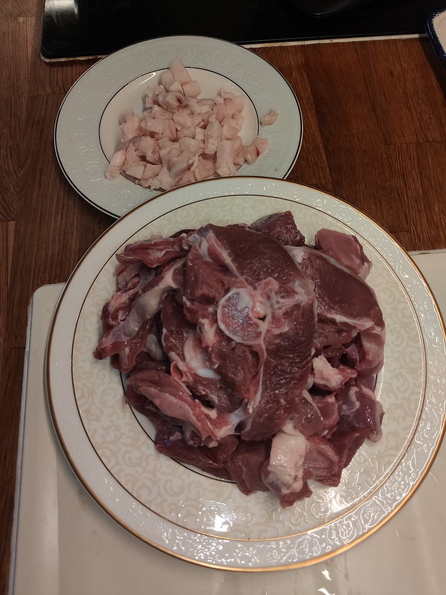 Couper le gigots en pièces de la taille d'une bouchée et le gras de mouton en petits cubes.
Je laisse les côtes d'agneau entières.