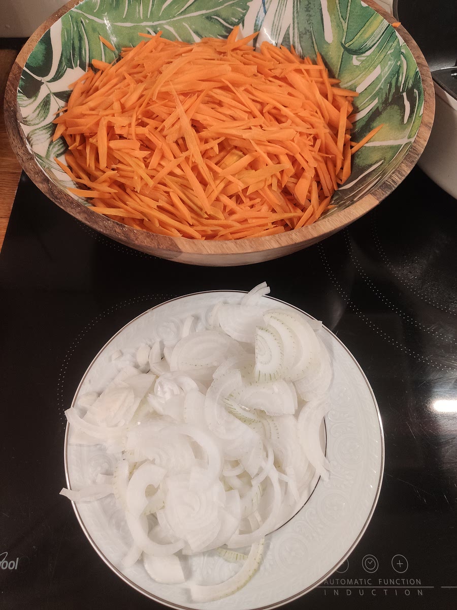 Couper les carottes au couteau et les oignons en lamelles.