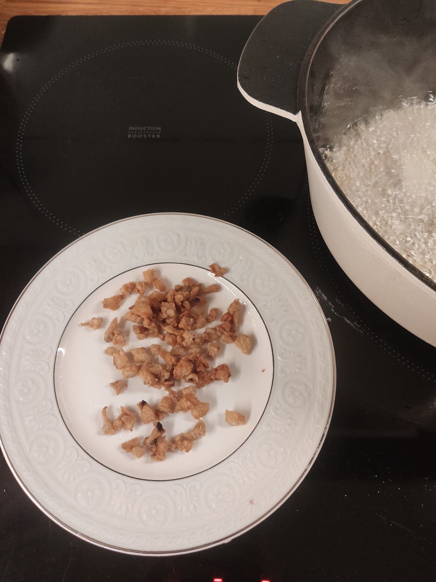 Faire chauffer l'huile, quand elle commence à fumer ajouter le dumba.
La graisse doit sortir des morceaux de gras pour ne retenir que la partie solide.
Sortir les parties solides.