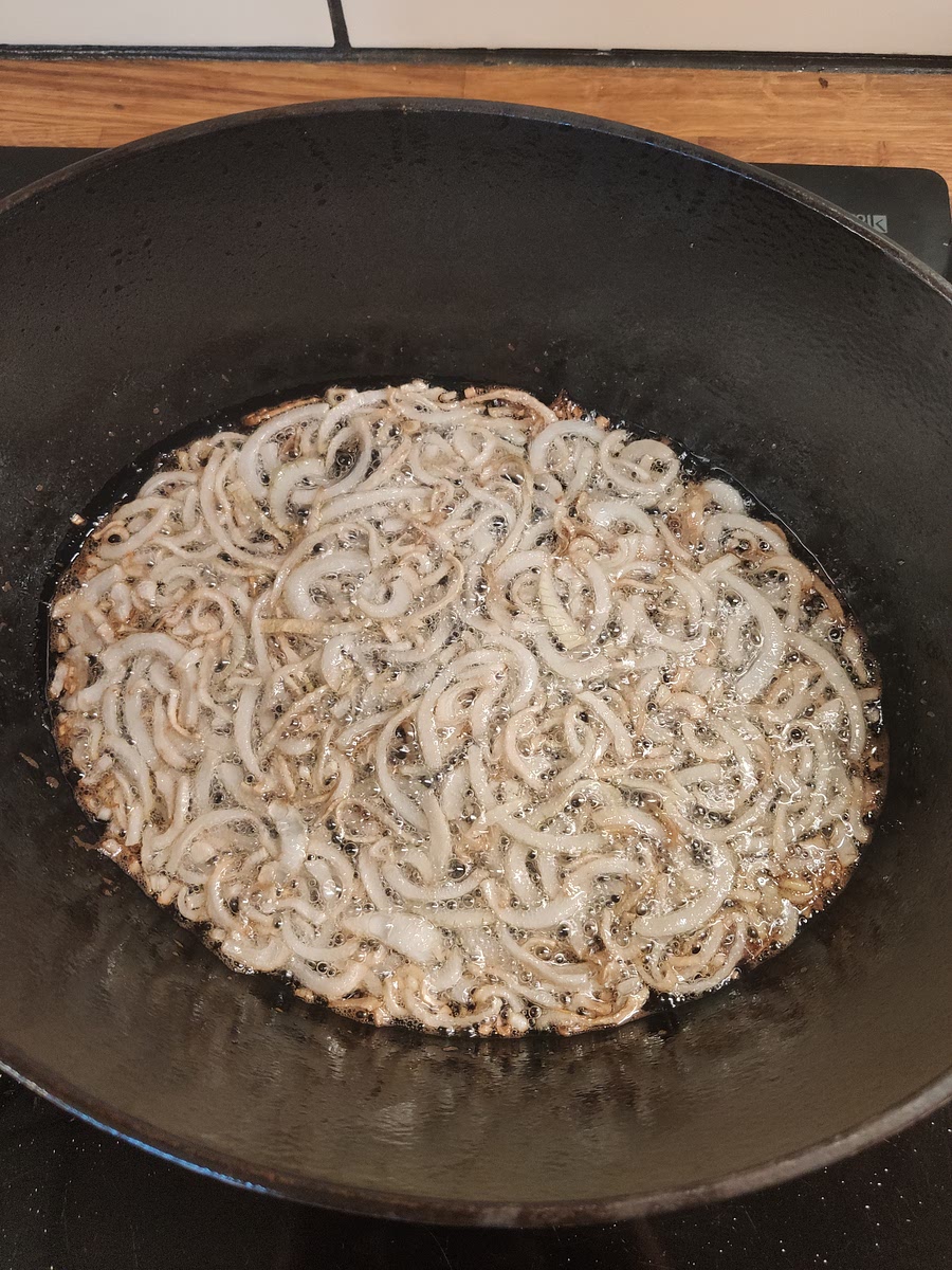 Faire cuire les oignons, plus les oignons sont dorés plus le riz sera coloré.