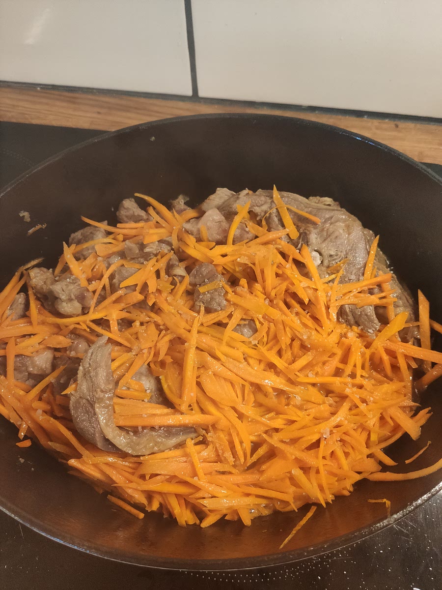 Rajouter les carottes et les faire cuire un petit peu puis saler.