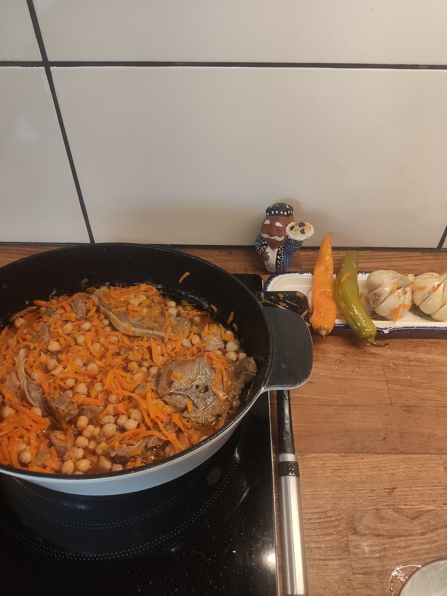 Sortir l'ail et les piments, rajouter les pois chiches et remuer