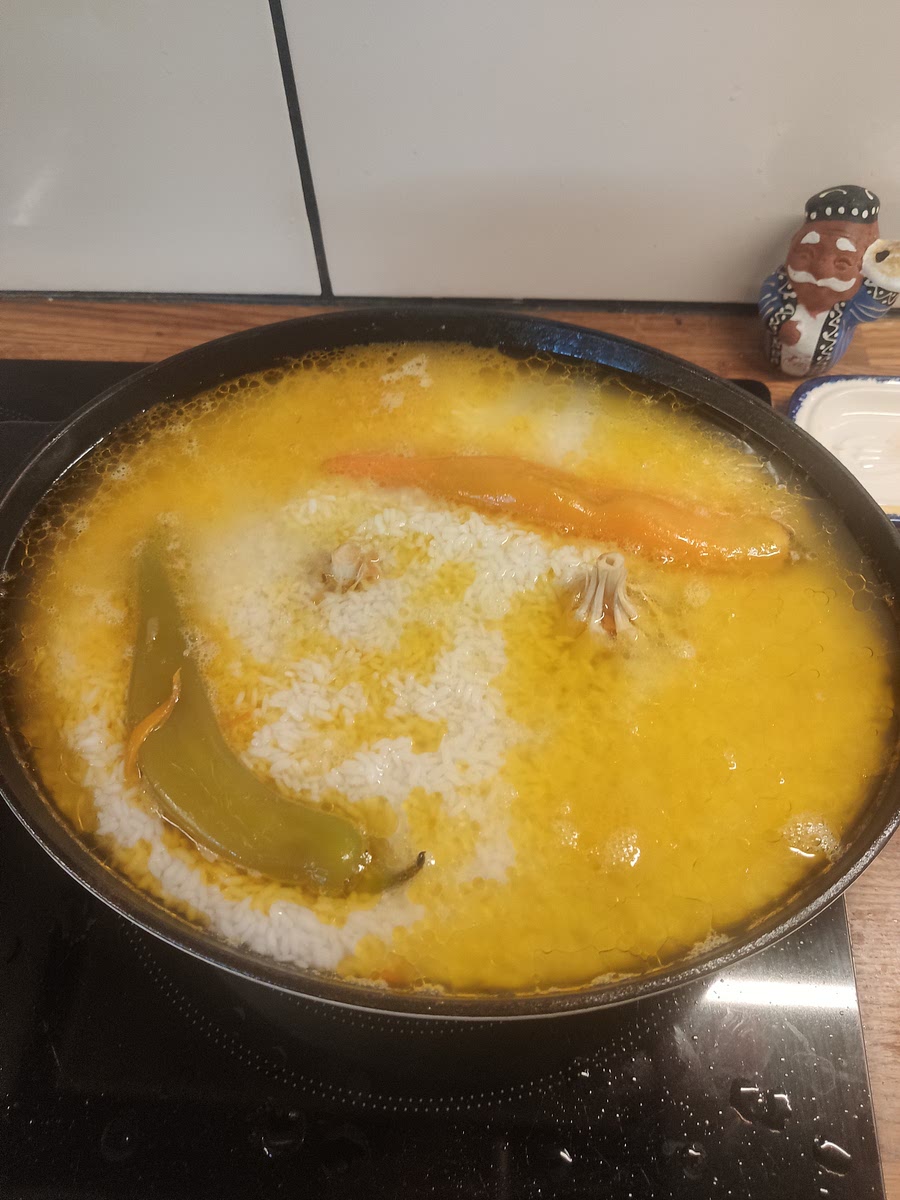 Déposer les riz sur le dessus et remettre l'ail, le piment et de l'eau jusqu'à couverture (~1litre).