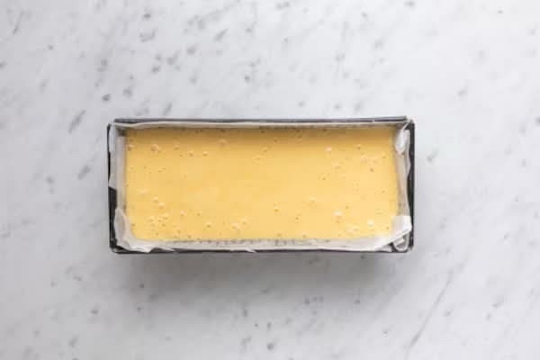 Versatelo all’interno di uno stampo da plumcake da 25 x 13 cm imburrato e foderato con carta forno e livellate. Cuocete nel forno preriscaldato a 190° per 30-35 minuti o fino a quando uno stecchino infilato al cuore del dolce uscirà pulito.