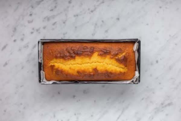 Sfornate il plumcake allo yogurt e fate raffreddare completamente prima di sformarlo e servire.