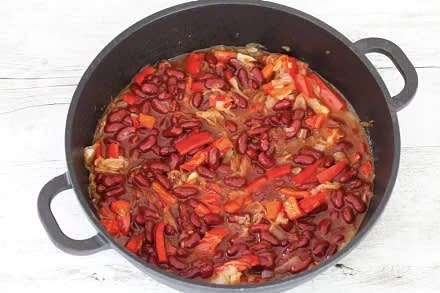 A questo punto unite i fagioli, la passata di pomodoro e il peperoncino privato dei semi e tritato finemente. Lasciate cuocere fino a quando il sugo si sarà ristretto diventando denso e cremoso.