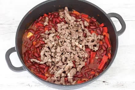 Verso fine cottura unite la carne e lasciatela insaporire per qualche minuto. Unite per ultimo il mais ben sgocciolato e amalgamate.