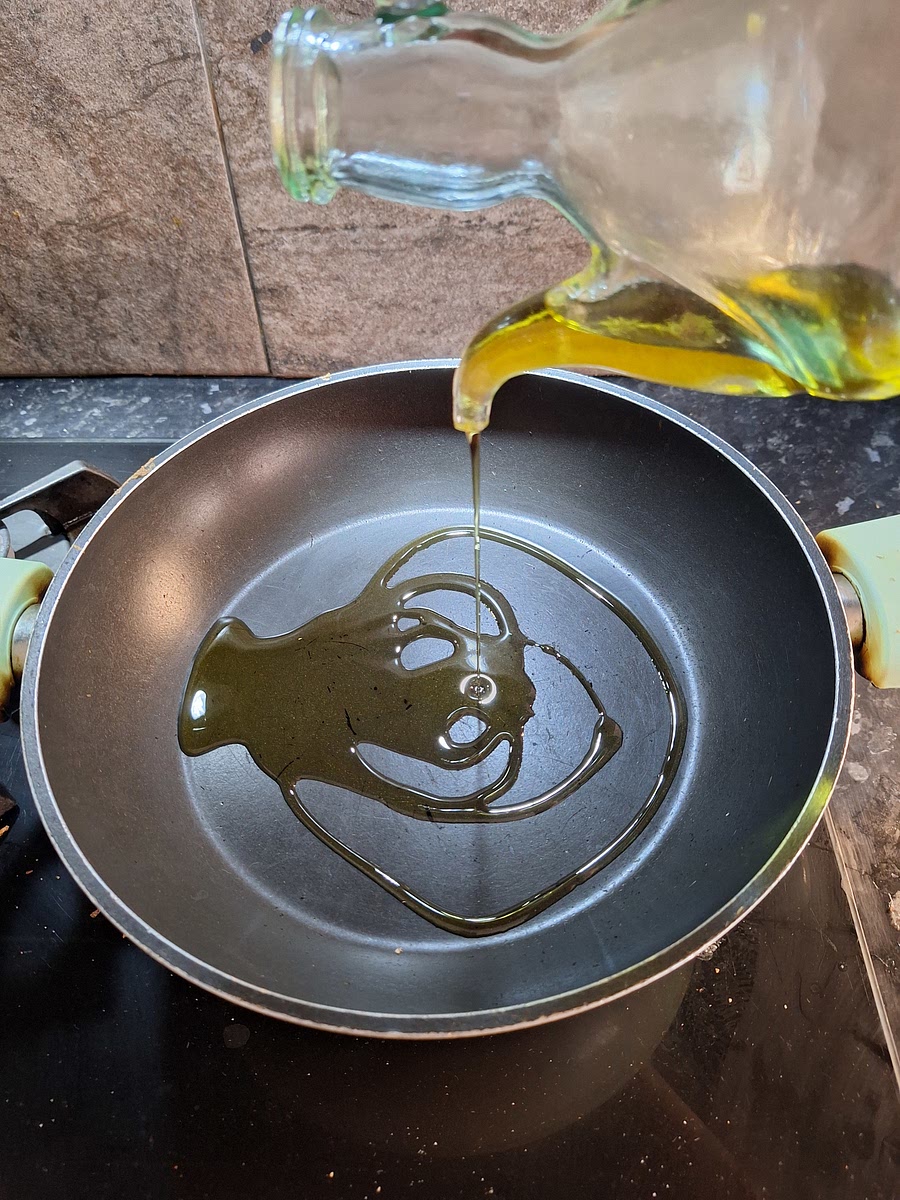 Añadir un poco de aceite de oliva. Lo justo para cubrir el fondo de la sartén.