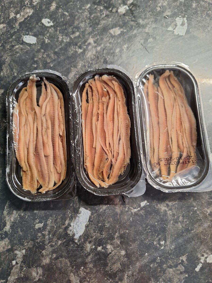 Tener a mano las anchoas en aceite.