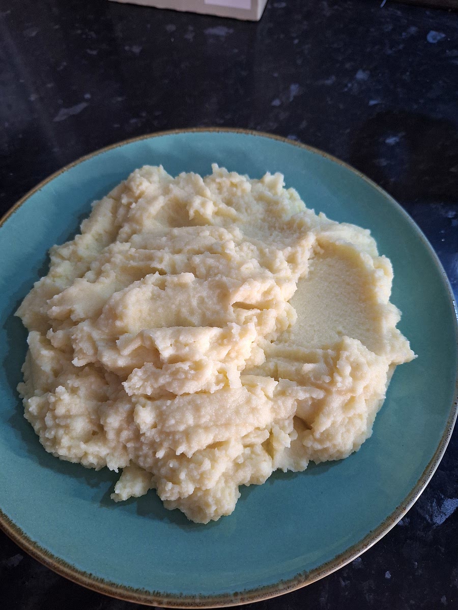 Hacer un puré de patatas. El casero es mejor, claro está 😬.
Pero si no tienes tiempo, con uno deshidratado sale bien.